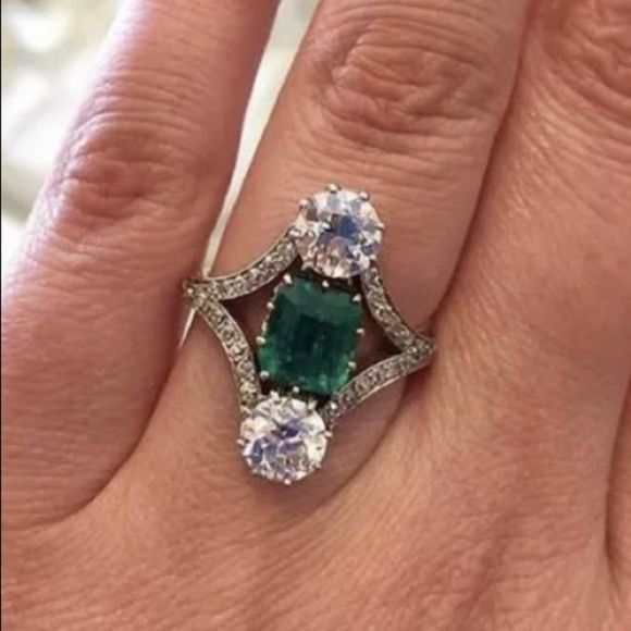 Jewelry - FAUX EMERALD & DIAMOND COCKTAIL RING